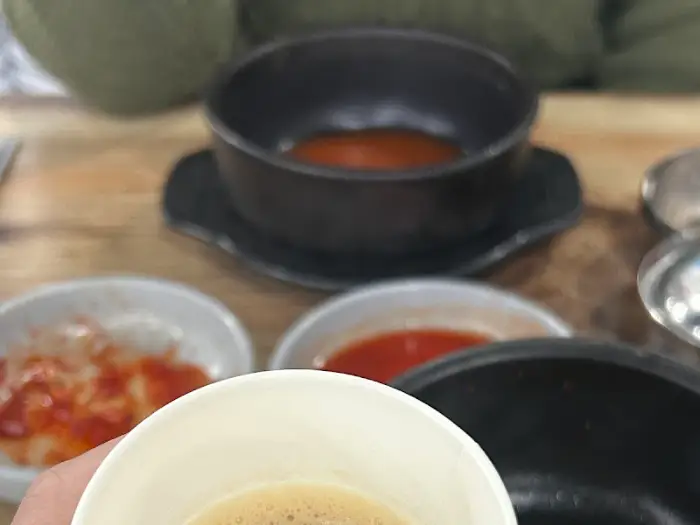 짱나라해장국 식사 중인 모습