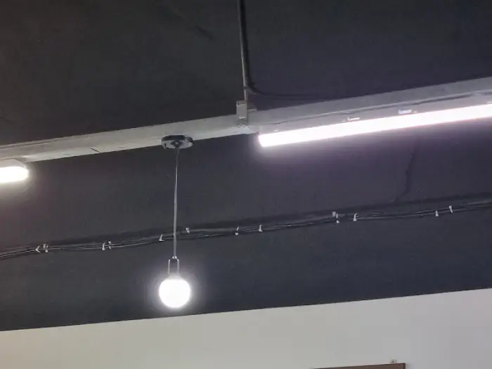 짱나라해장국 내부 조명