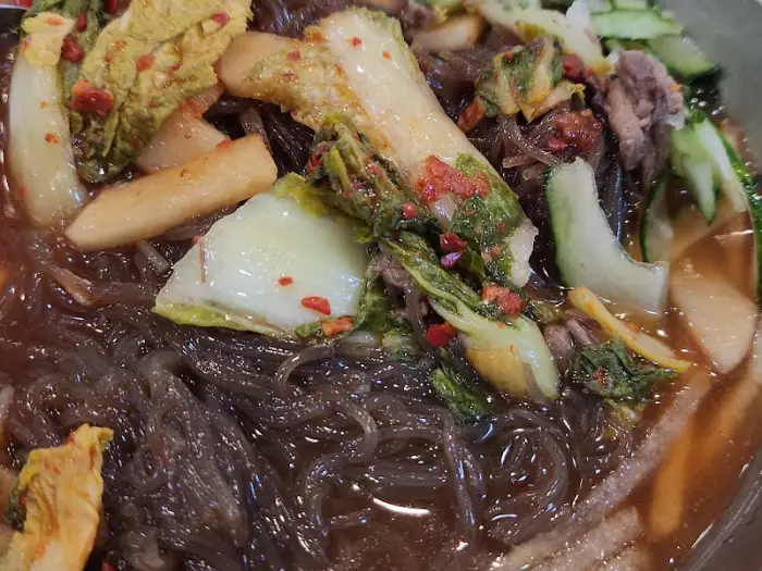 냉면 면발의 디테일 샷