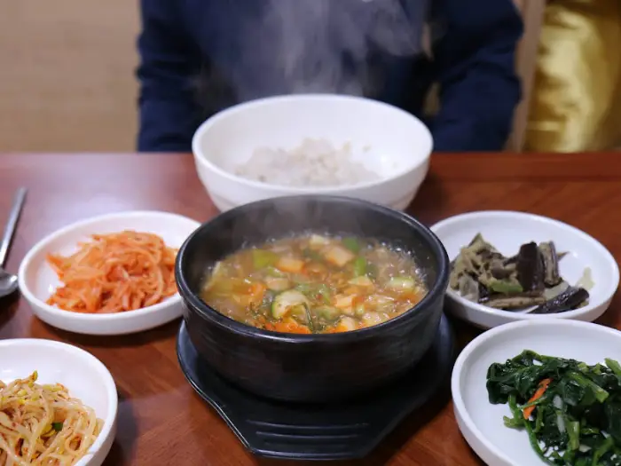따뜻한 김이 나는 찌개