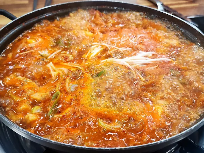팔팔 끓고 있는 김치찌개 클로즈업