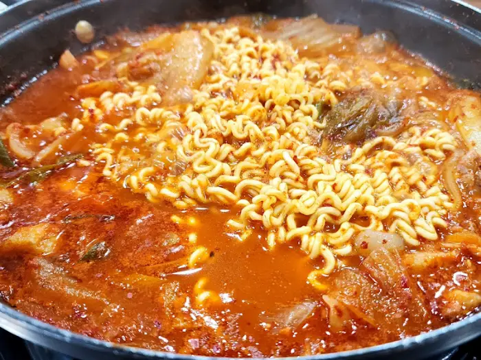 라면 사리가 들어있는 김치찌개