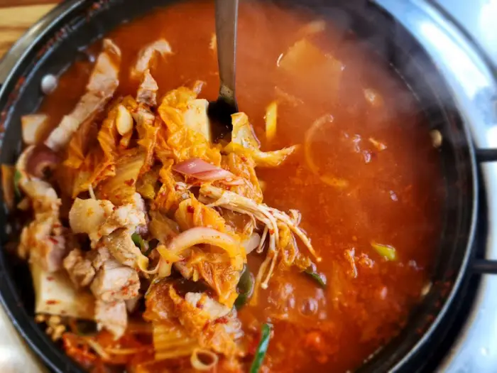 김치찌개 속 돼지고기와 김치