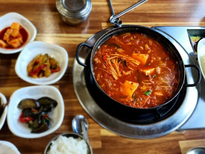 김치찌개가 놓인 식탁과 반찬들