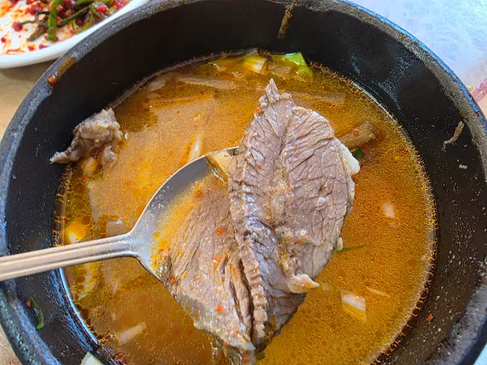 국밥 속 고기 샷