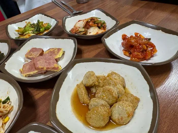 다양한 종류의 반찬들이 세팅된 테이블