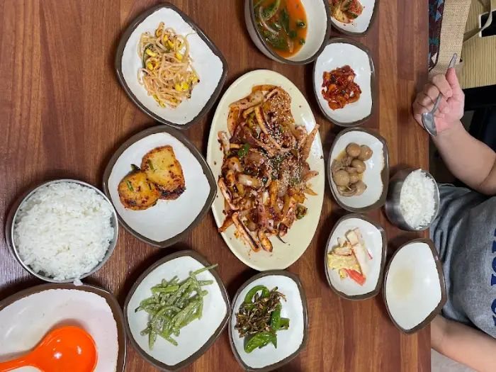 테이블에 차려진 다양한 음식과 밥