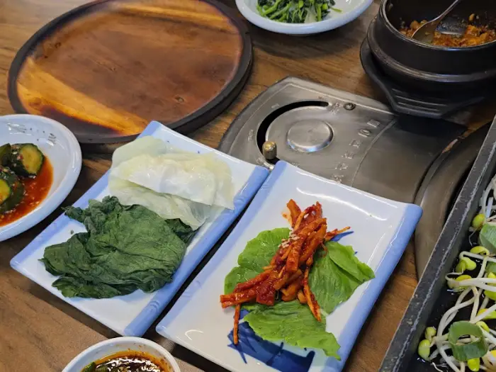 푸짐하게 차려진 한상차림