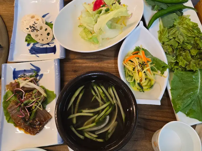 다양한 반찬과 쌈 채소