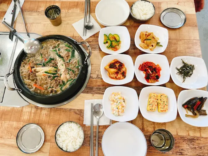 다양한 밑반찬과 함께 차려진 테이블