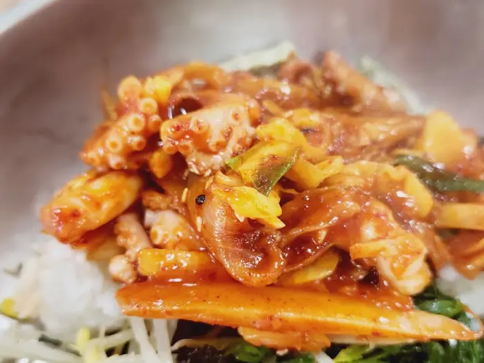 탱글한 낙지가 듬뿍 담긴 낙지덮밥