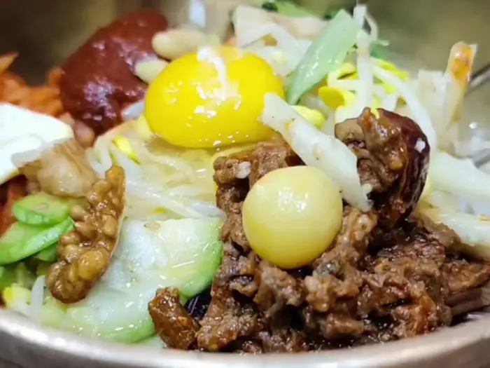 먹음직스러운 비빔밥 한 그릇