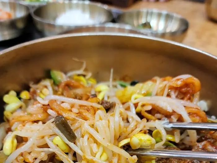 비빔밥 비벼 먹는 모습