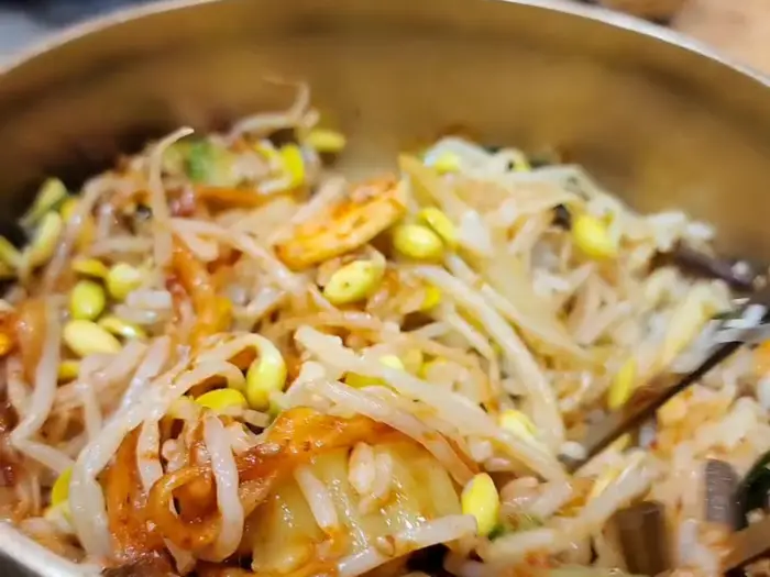 비빔밥의 풍성한 재료들