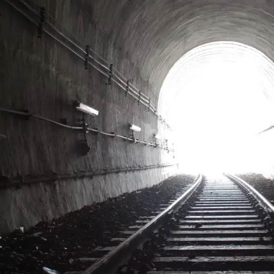 기찻길 터널 이미지 (참고: 이 사진은 실제 식당 내부와 직접적인 관련이 없습니다.)