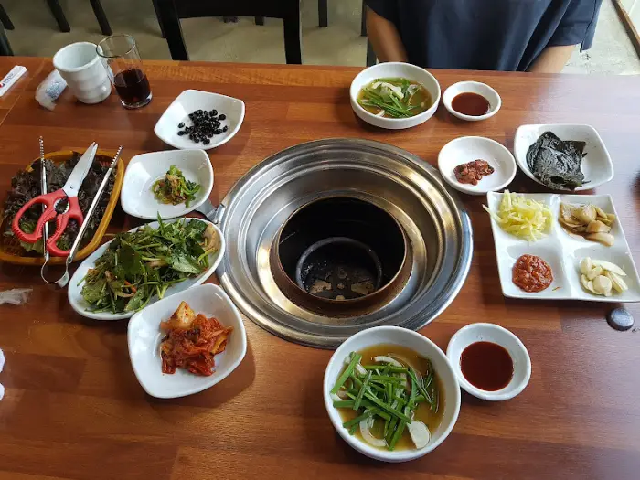 테이블에 차려진 장어구이 한상차림
