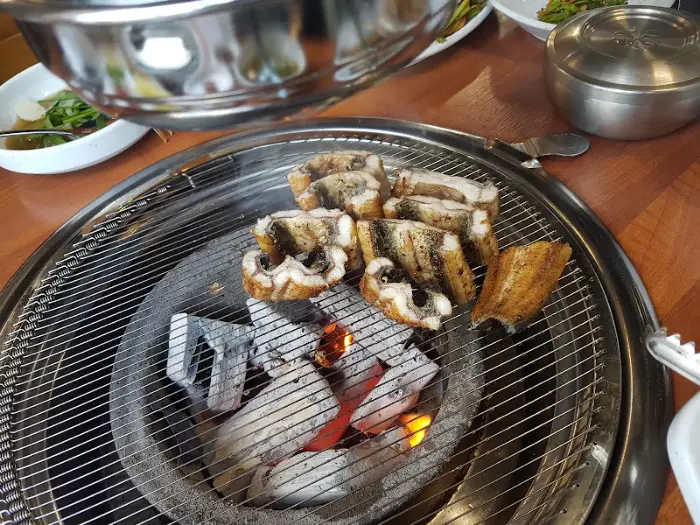숯불 위에서 구워지는 장어