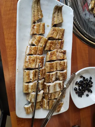 접시에 담긴 구워진 장어 조각들