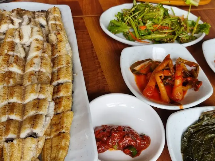 푸짐하게 차려진 장어와 곁들임 반찬