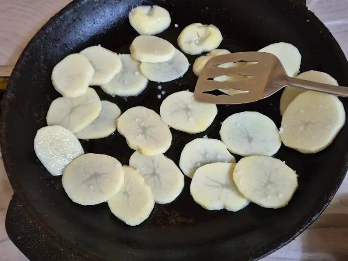 팬 위에서 익고 있는 감자