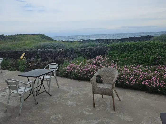 야외 테이블과 바다 풍경