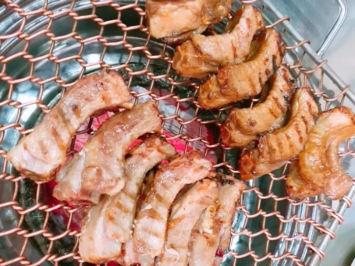 숯불 위에서 잘 익어가는 등갈비 조각들