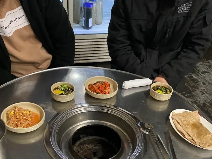 테이블 위에 놓인 여러 가지 반찬들