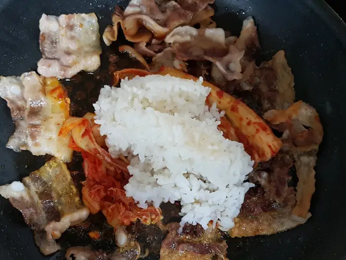 김치와 함께 볶아진 돼지고기와 밥