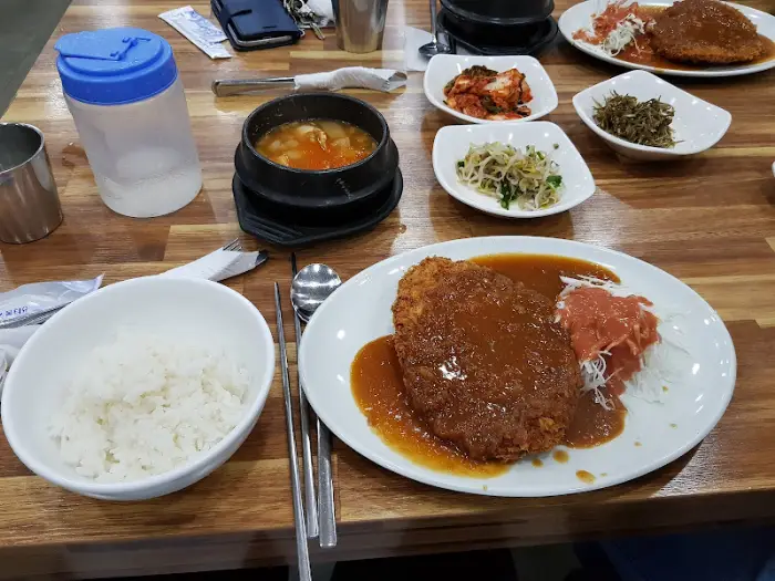 돈까스와 밥, 된장찌개 구성