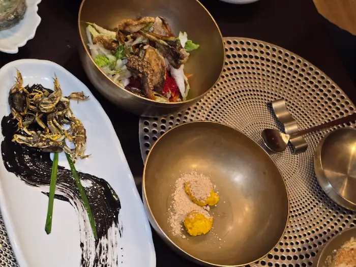 잡채와 튀김 요리, 그리고 놋그릇으로 된 밥과 국