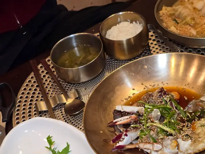 흰 쌀밥과 국, 그리고 양념이 잘 배인 게장