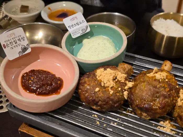 동글납작한 떡갈비와 곁들임 소스