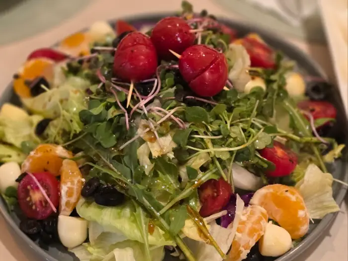 스테이크와 함께 나온 샐러드 컷