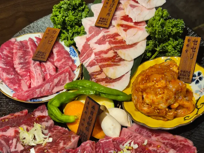 다양한 부위의 야끼니꾸와 곁들임 메뉴가 플레이팅된 모습