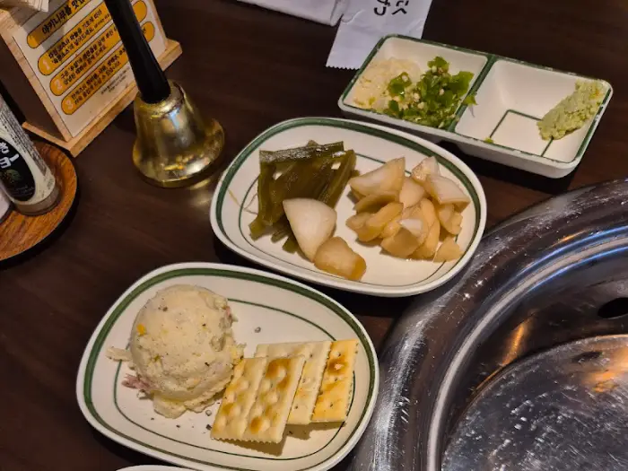 야끼니꾸와 곁들일 소스, 채소, 샐러드