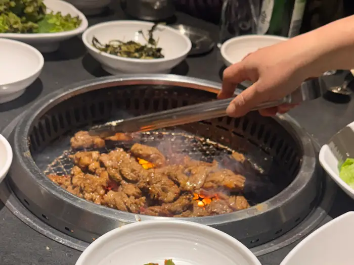 숯불 위에서 익어가는 갈비