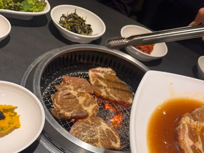 두툼한 돼지 생갈비