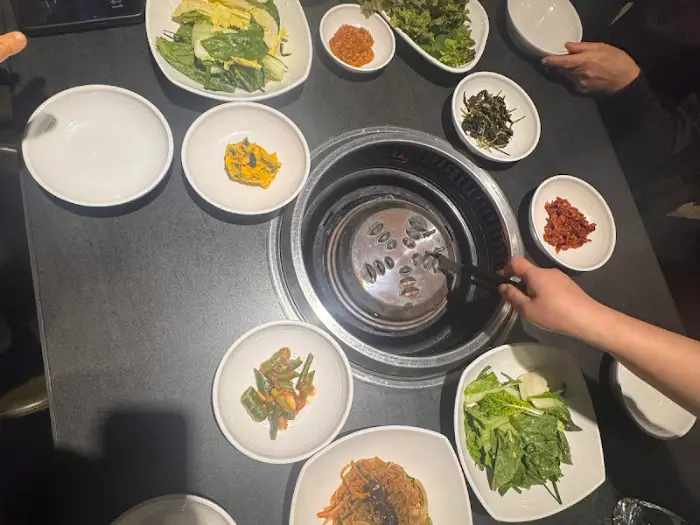 테이블에 차려진 풍성한 식탁