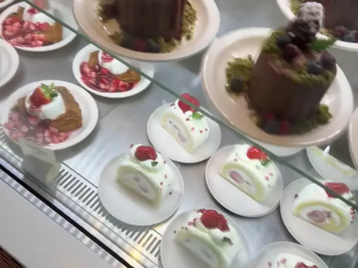 다양한 종류의 케이크와 롤케이크