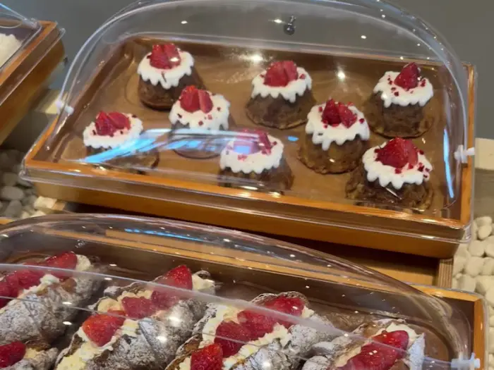 딸기와 크림으로 장식된 작은 케이크들