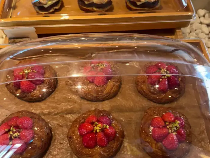 라즈베리와 피스타치오로 장식된 데니쉬