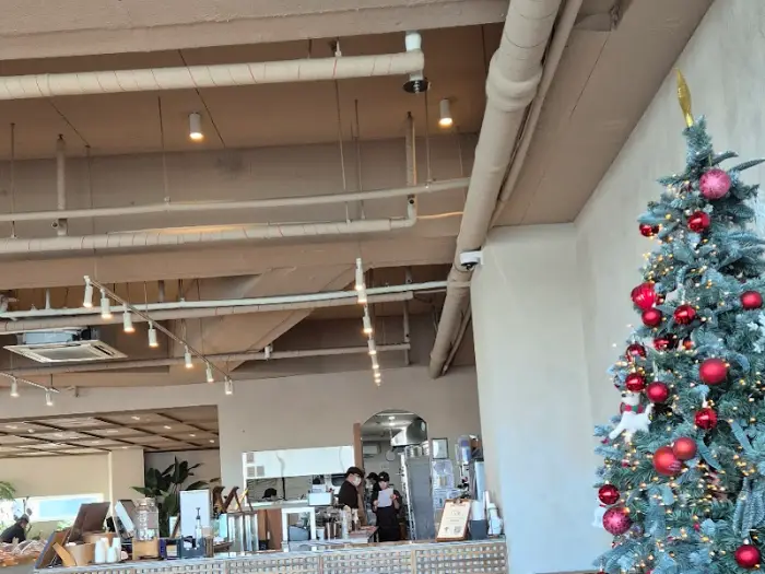 카페 내부와 빵 진열대