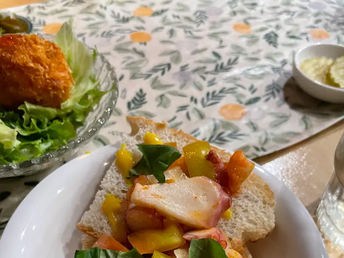 바게트 위에 얹어진 샐러드