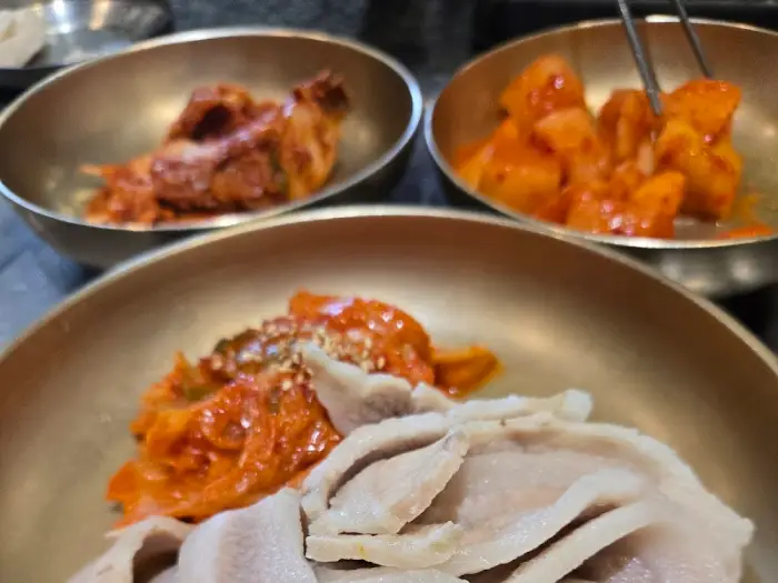 돼지국밥과 함께 나온 수육과 김치