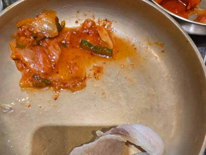 김치가 담긴 놋그릇