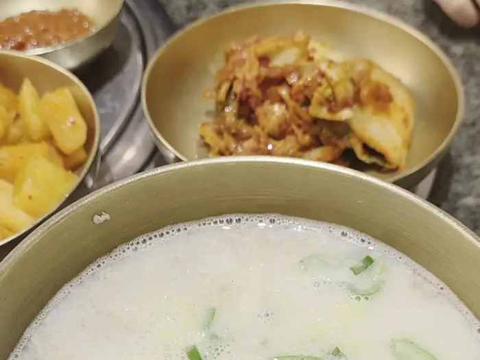 국밥과 김치, 수육이 담긴 놋그릇
