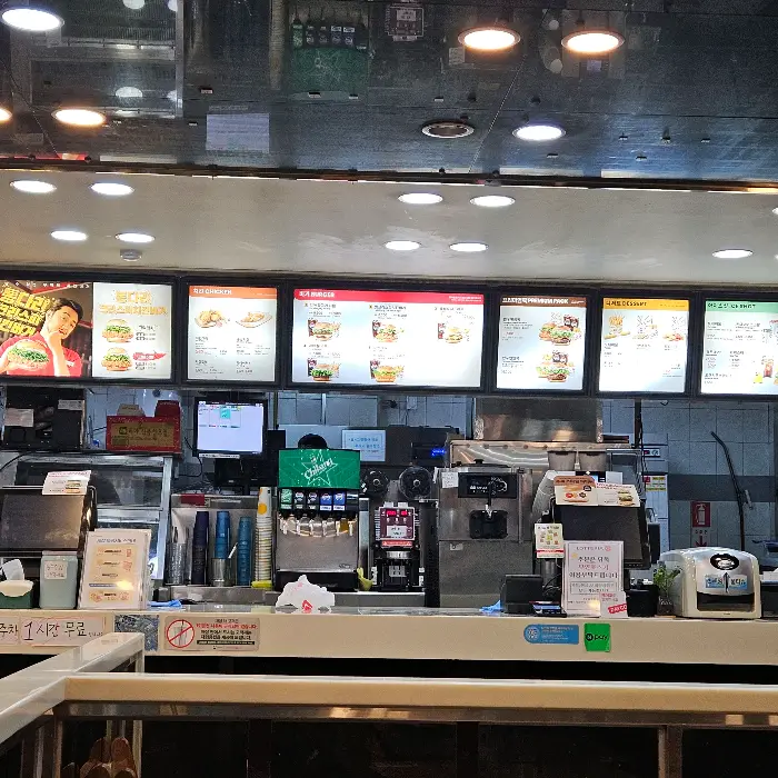 주문 키오스크와 메뉴판