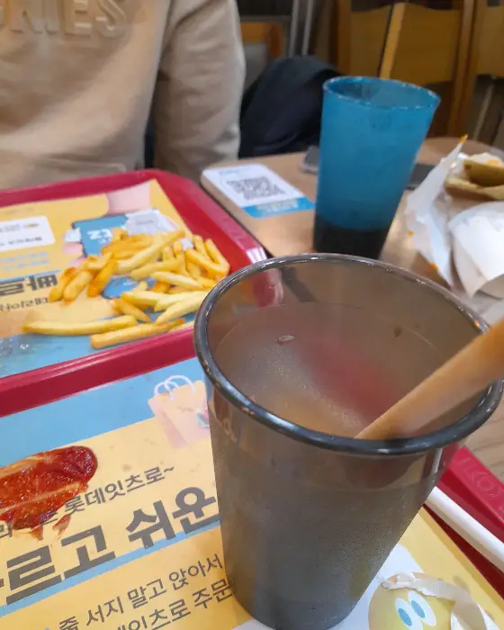 햄버거와 음료, 감자튀김