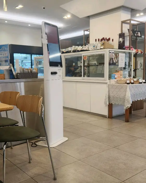 넓은 카페 내부