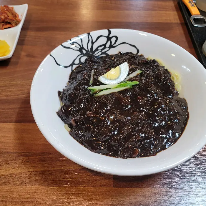 만전각 짜장면 비비는 모습